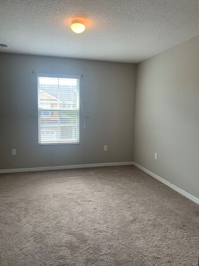 Building Photo - MOVE IN SPECIAL- 4/2.5 Energy Efficient Townhome in St. Cloud