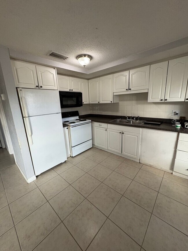 Building Photo - 2 bedroom / 1 bath available now!