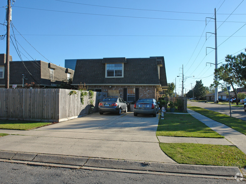 Building Photo - Metairie Plaza Apartments