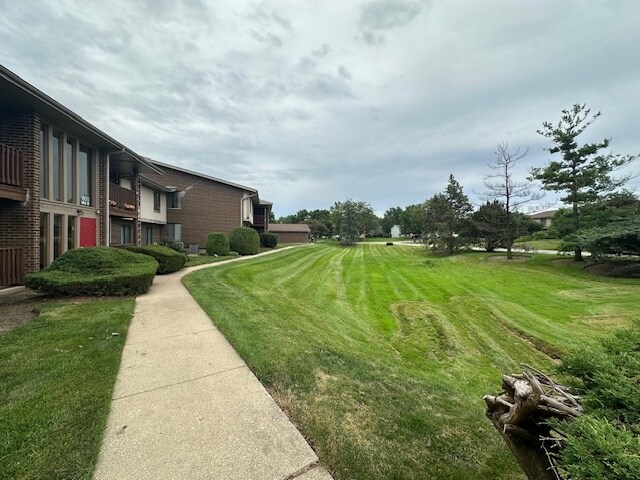 Building Photo - 800 Brook Dr