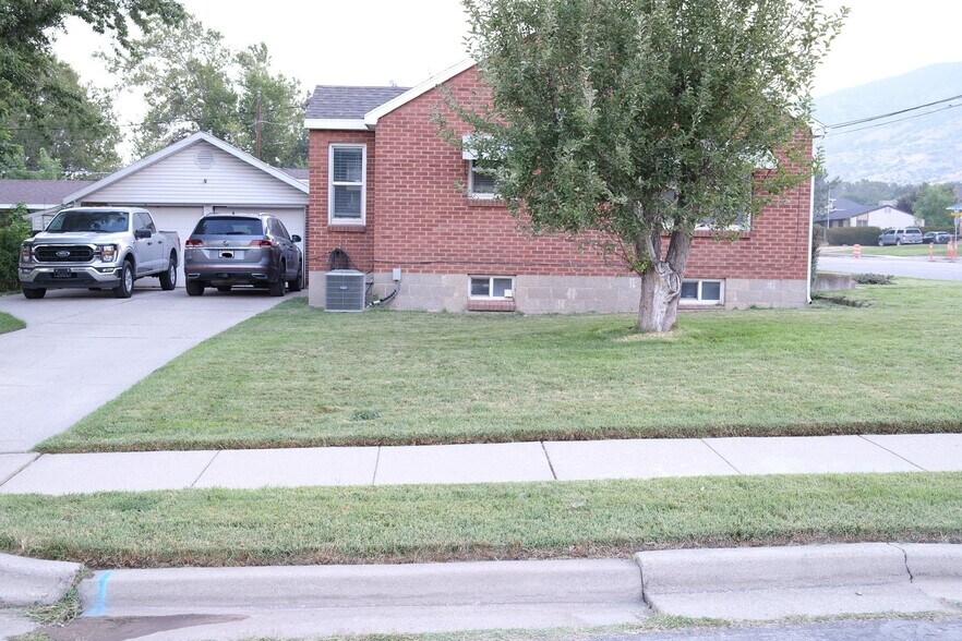 Building Photo - 586 S 400 E