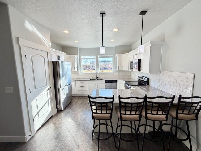 Building Photo - 347 W 410 N St