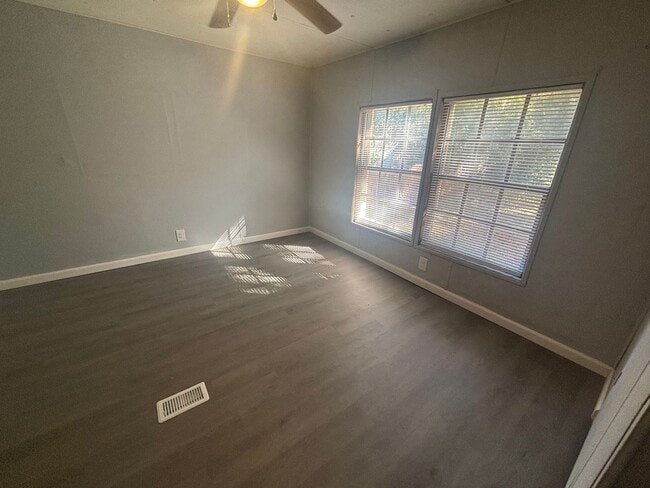 Building Photo - FOR RENT