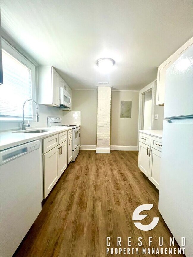 Building Photo - Bright and Cozy Cottage Style 2 Bedroom 1 Bath! Right off Ramsey Street