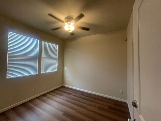 Building Photo - Tri-level 3 bedroom 3.5 bathroom townhouse...