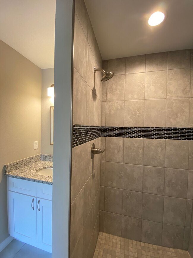 Building Photo - Desirable SE Ocala Neighborhood 3/2/2 *WON'T LAST*