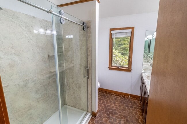 Building Photo - Beautiful Contemporary 3 Bedroom Home