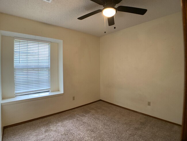 Building Photo - 805 Hawks Nest Dr