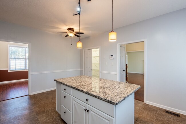 Building Photo - Spacious 4-Bedroom Home in Westside Athens...