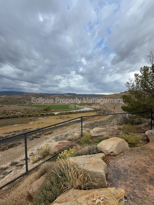 Building Photo - 2737 Sierra Vista Dr