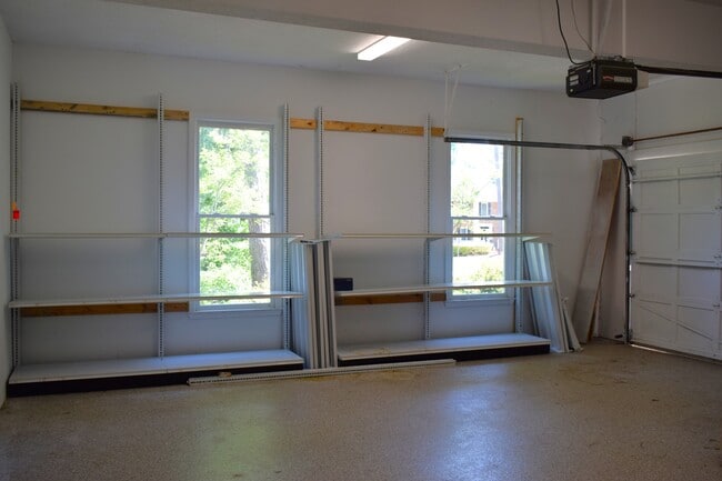 Building Photo - 4130 Knollcrest Cir N