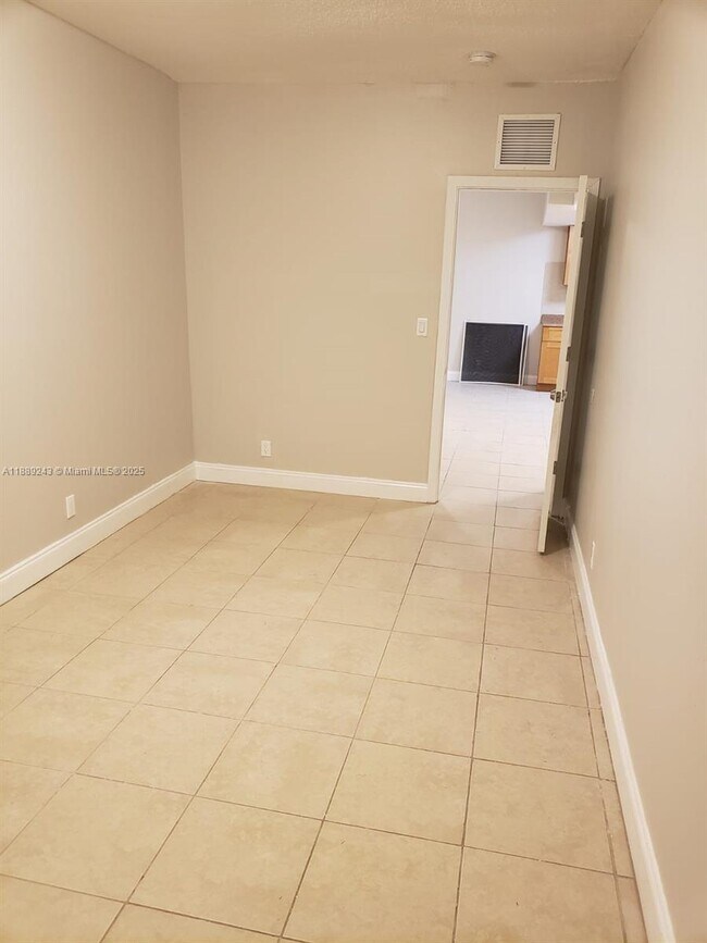 Building Photo - 640 SW 9th Ct