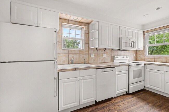 Building Photo - Available NOW! 3 Bedroom 2 Bath Beautiful Home in Denver!