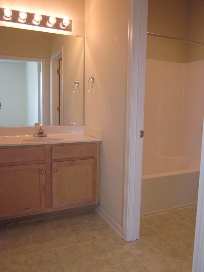 Building Photo - 655 Woodbrook Dr