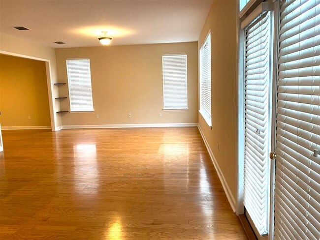Building Photo - 2111 Fernleigh Dr