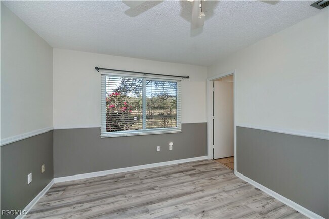 Building Photo - 4001 E Sunflower Cir