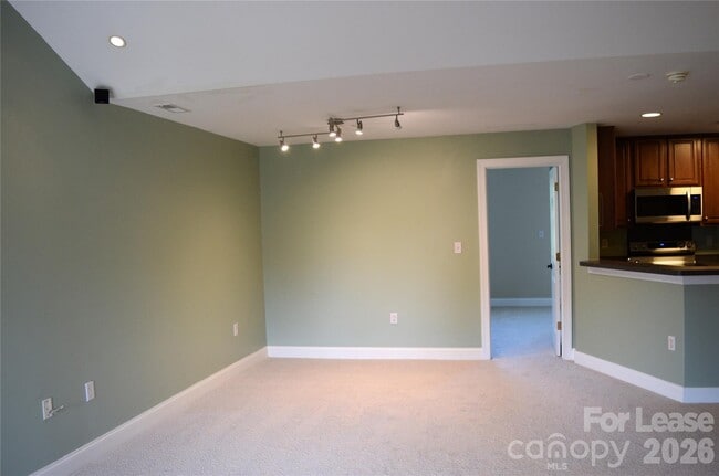 Building Photo - 6321 Park Creek Dr
