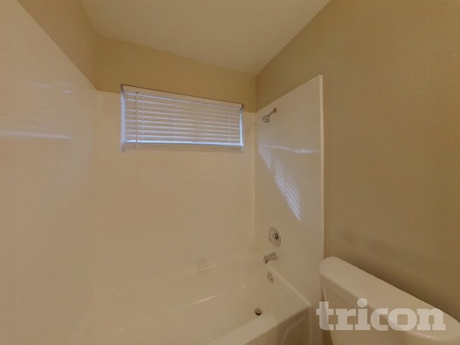 Building Photo - 1028 Glencrest Dr