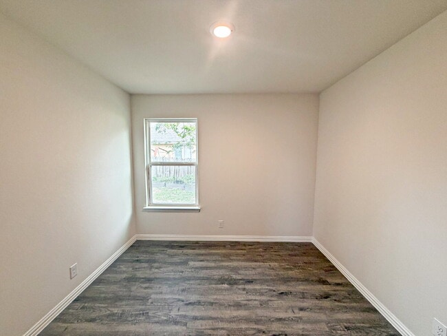 Building Photo - 2718 Bernuda, San Antonio, TX 78222