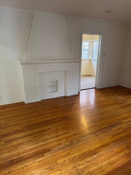 Building Photo - 5767 San Vicente Blvd