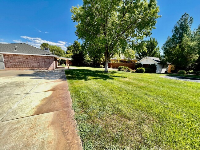 Building Photo - AMAZING YARD in quiet cul-de-sac in Santa ...