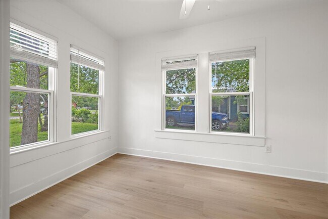 Building Photo - 1301 Sloan St