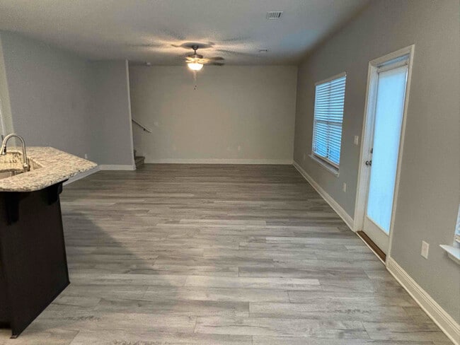 Building Photo - 5747 Periwinkle Ln