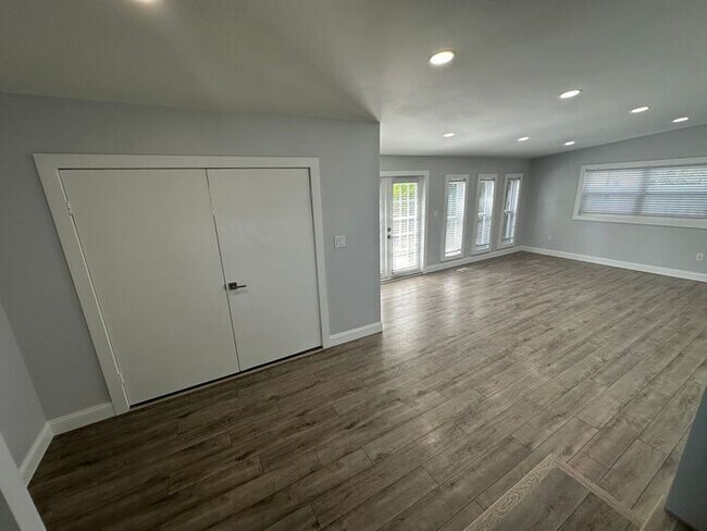 Building Photo - Beautiful 3 bedroom, 2 bath home located i...