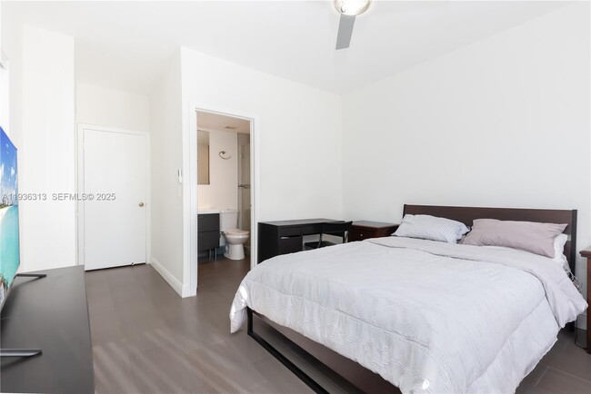 Building Photo - 7818 Dixie Beach Cir