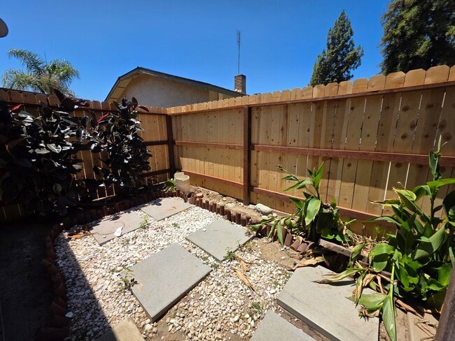 Building Photo - 1725-1725 E Vassar Dr