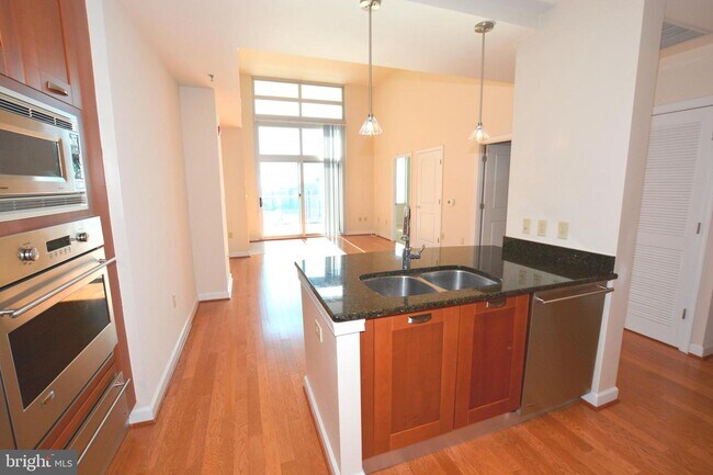 Building Photo - 5750 Bou Ave