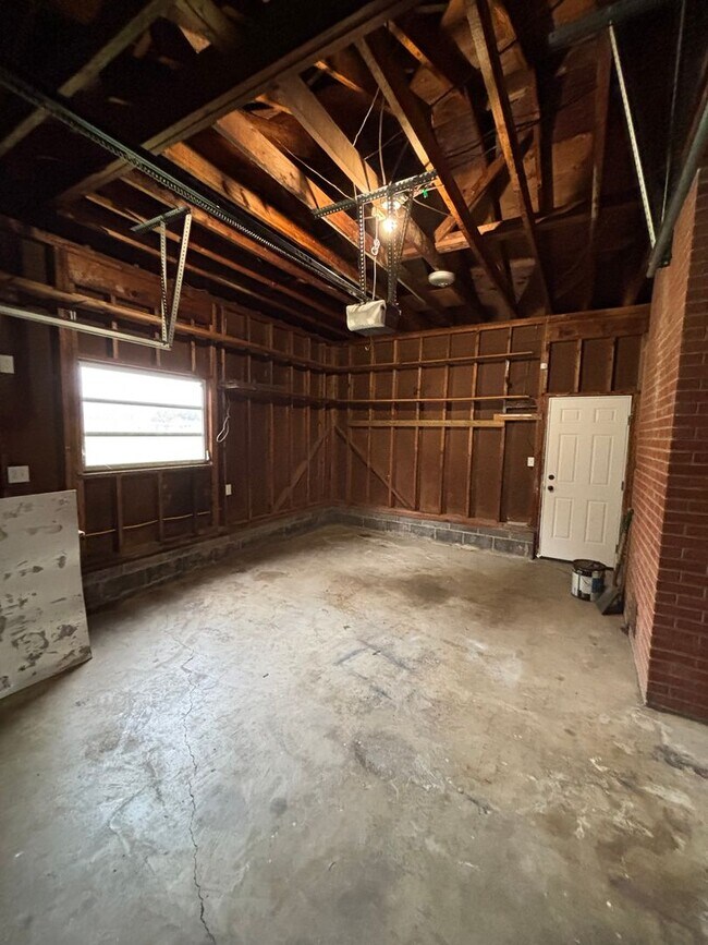 Building Photo - Newly Remodeled rancher in Halls