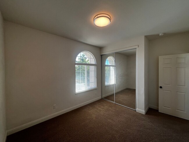 Building Photo - Executive 4 Bedroom, 2.5 Bathroom 2100 Sqf...