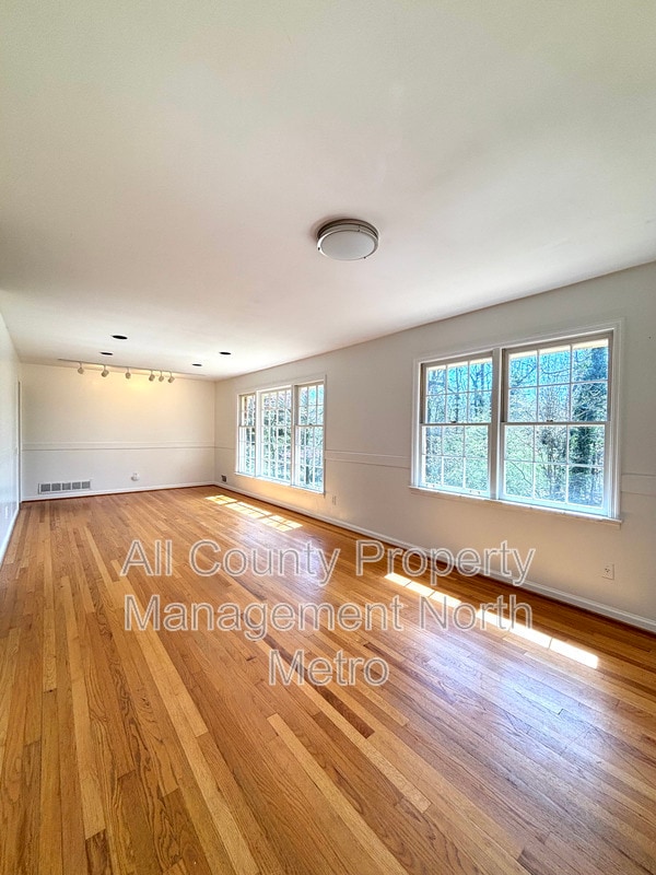 Building Photo - 1273 Becket Dr NE