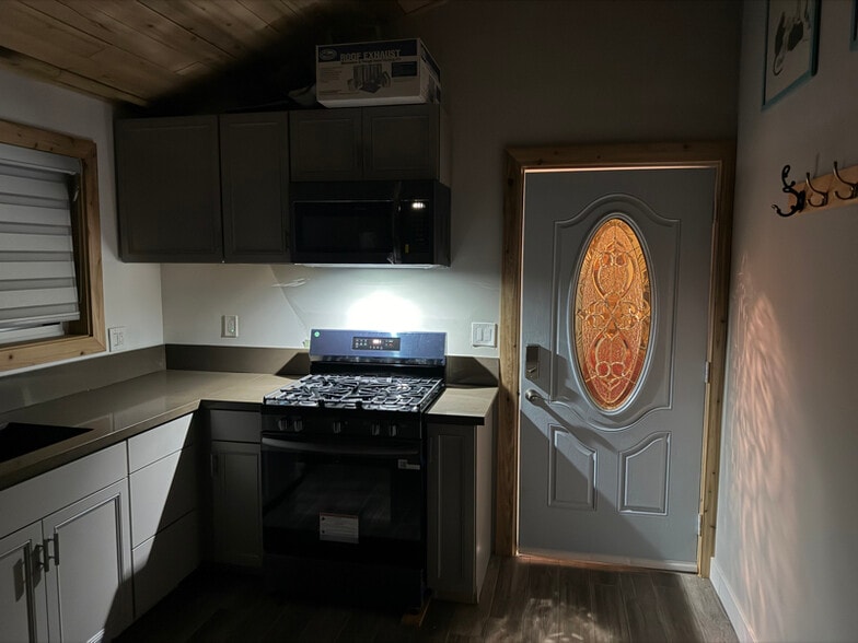 Building Photo - 7711 Owensmouth Ave