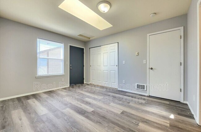 Building Photo - 112 N Gifford Ave