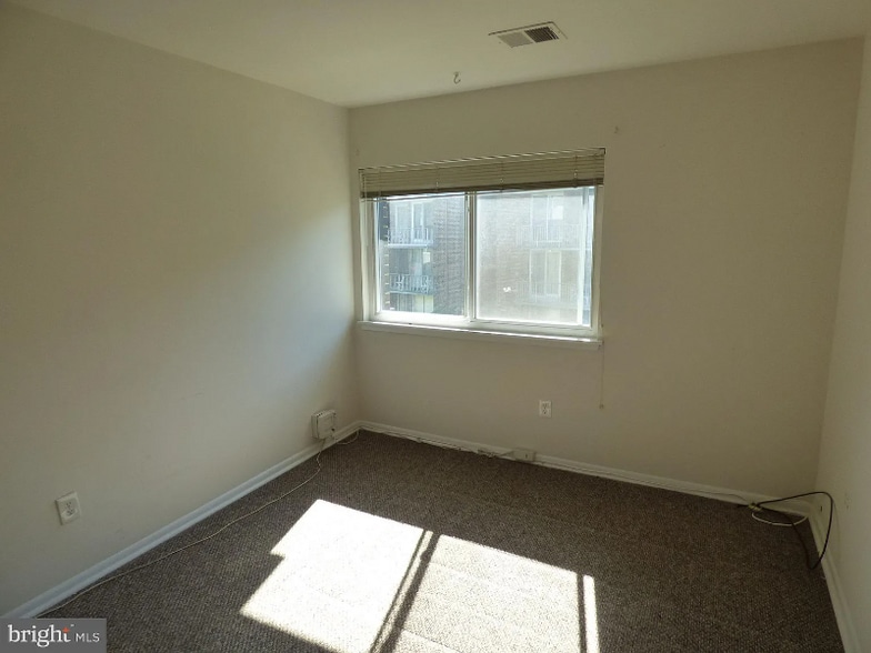 Building Photo - 10222 Prince Pl