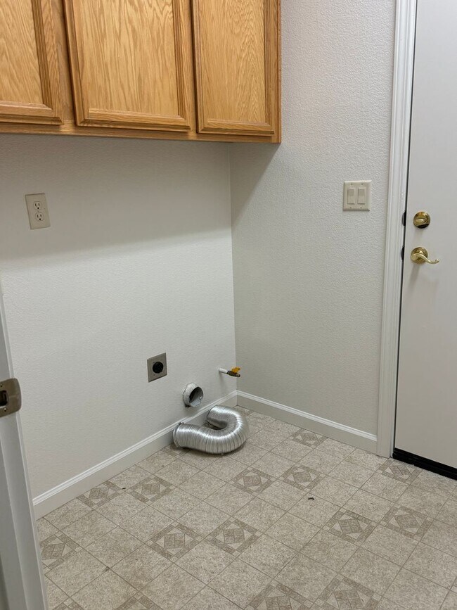 Building Photo - Possible 4th Bedroom