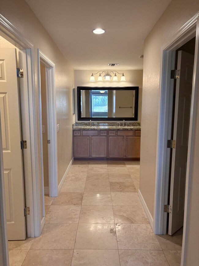 Building Photo - **STUNNING 4 BEDROOM/3 BATHROOM/2 CAR GARAGE/GATED COMMUNITY HOME IN MESA (SOUTHERN & LINDSAY)**