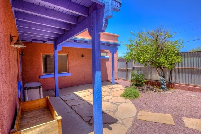 Building Photo - Eastside Barrio Style Home