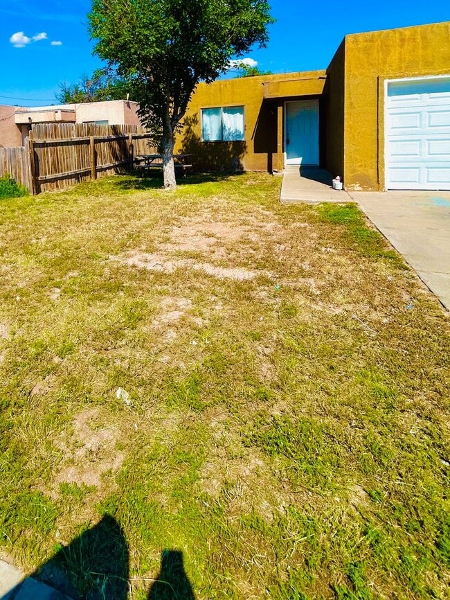 Building Photo - 3 bed 2 bath