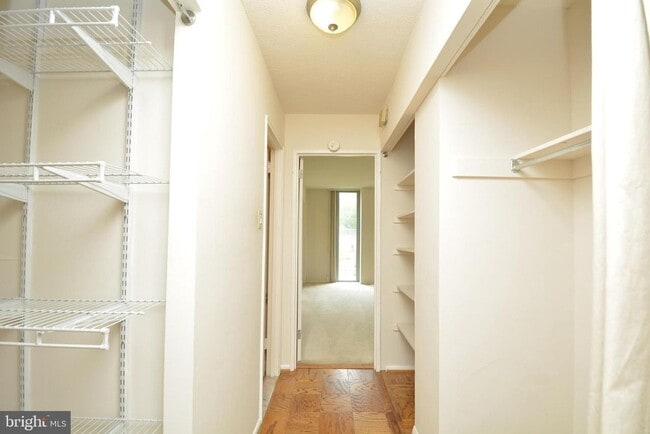 Building Photo - Bright 1BR 1B Condo | All Utilities Included | Arlington