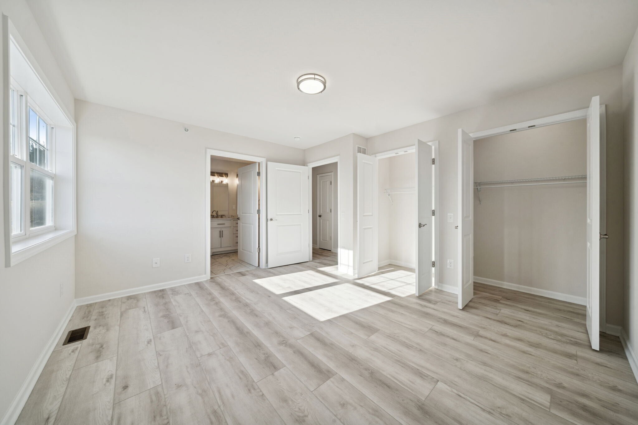 Building Photo - 2213 Lebanon Dr