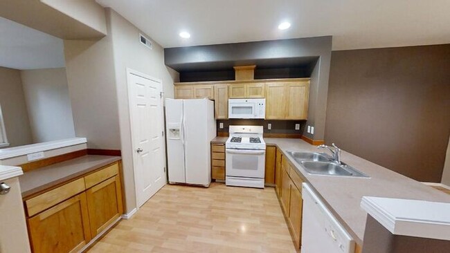 Building Photo - Move-in Ready! Dual Master Bedrooms in a L...