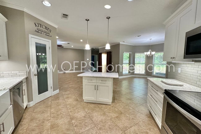 Building Photo - South Crestview 4/3 Available Sept 25!