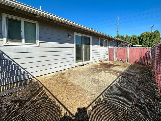 Building Photo - EVERGREEN1574-1594