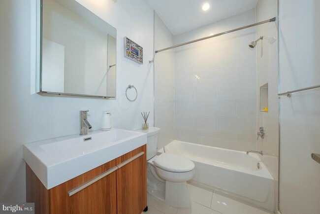 Building Photo - 1326 N Mascher St