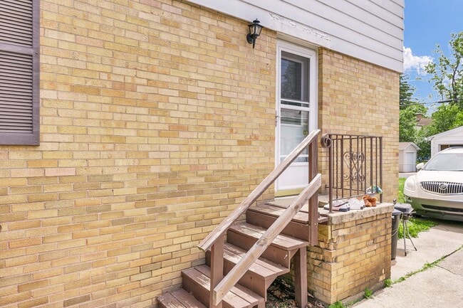 Building Photo - 3 Bedroom Home Located Near Shopping, Dini...