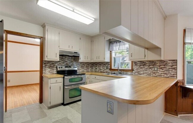 Building Photo - Large Home in Michael's Woods