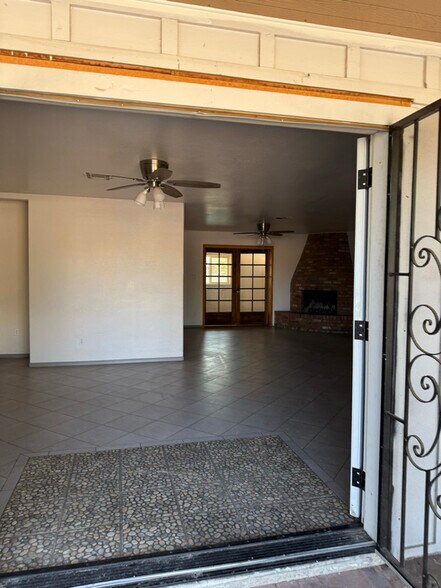 Building Photo - 2923 W Rose Ln